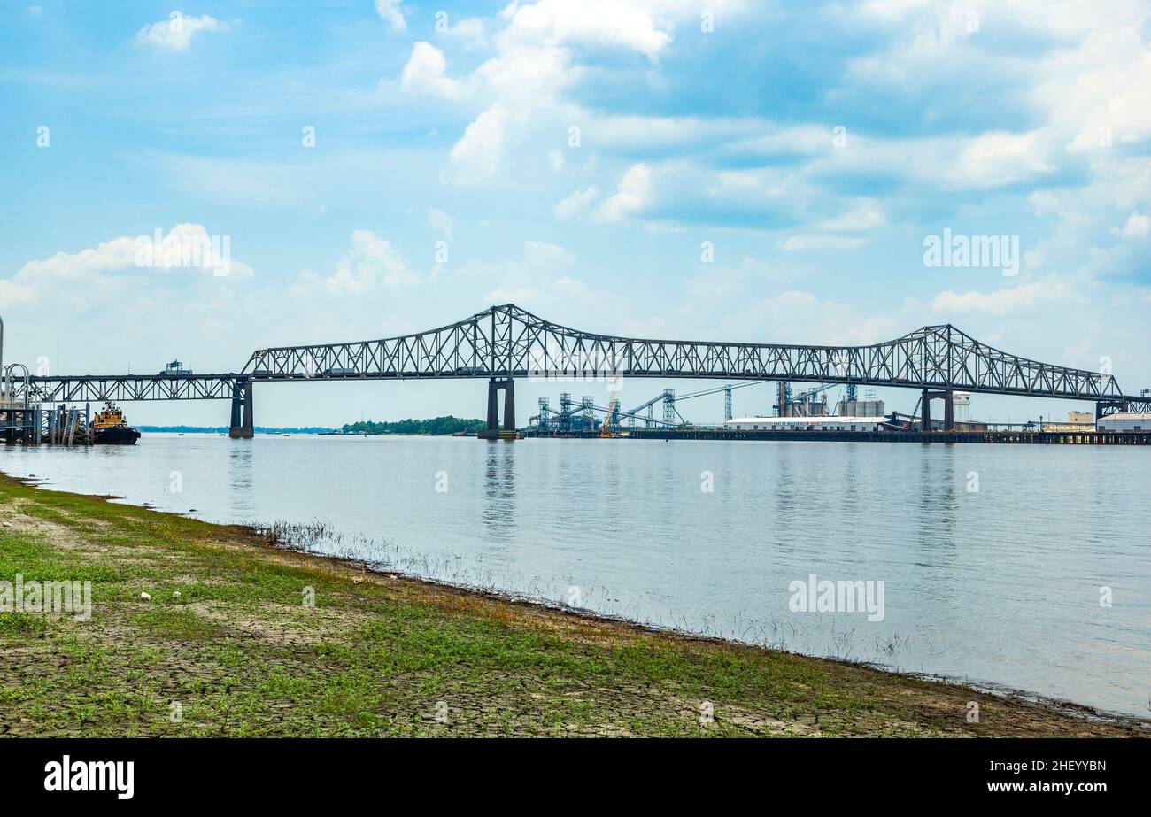 BATON ROUGE - 13 JUILLET 2013 : Mississippi River Bridge à Baton Rouge, États-Unis.Le pont Horace Wilkinson est un pont en porte-à-faux qui transporte l'Interstate 10 i. Banque D'Images