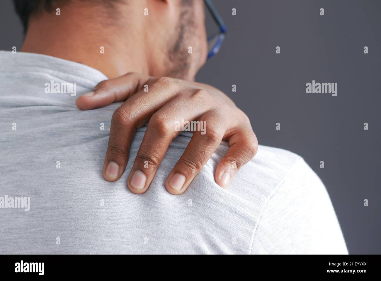 homme souffrant de douleurs au cou ou à l'épaule à la maison. Banque D'Images