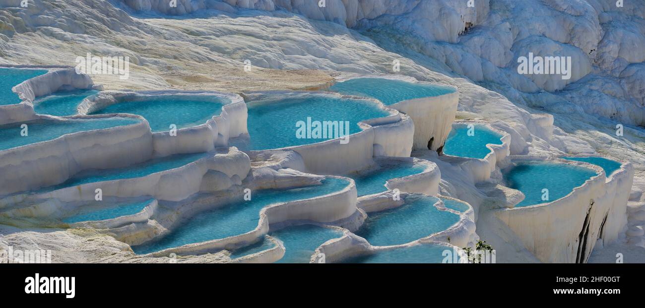Pamukkale, (château de coton) sources chaudes naturelles de travertin piscines et terrasses de minéraux thermaux, Denizli, Turquie.Pammukale, à l'origine la ville grecque de Banque D'Images