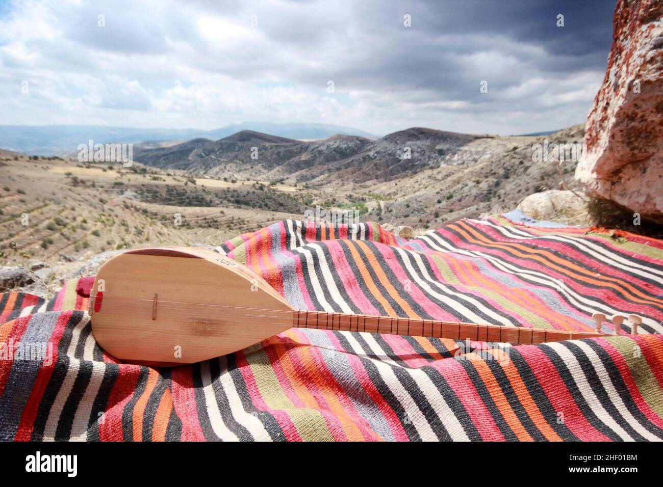 Baglama instrument turc sur tapis turc fait main Banque D'Images