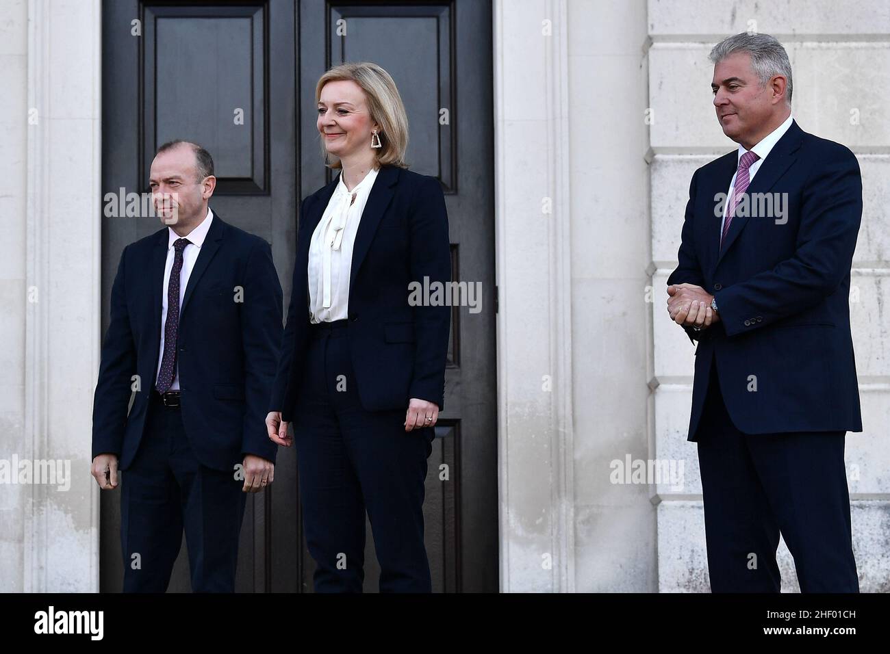 Le secrétaire aux Affaires étrangères Liz Truss (deuxième à droite), le ministre d'État pour l'Europe Christopher Heaton-Harris (à gauche) et le secrétaire d'État pour l'Irlande du Nord Brandon Lewis (à droite) attendent de saluer le négociateur de l'UE après le Brexit Maros Sefcovic lorsqu'il arrive à ChEvening à Kent.Date de la photo: Jeudi 13 janvier 2022. Banque D'Images