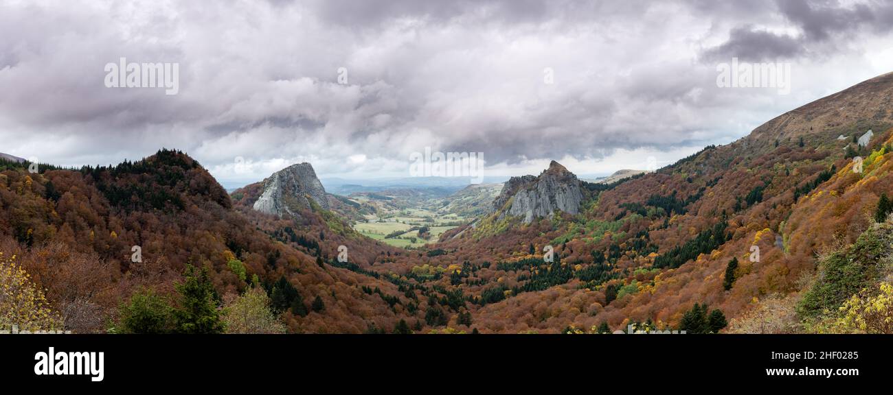 Magnifiques couleurs d'automne panoramiques aux roches Tuiliere et Sanadoire Col de Guery Auvergne France Banque D'Images