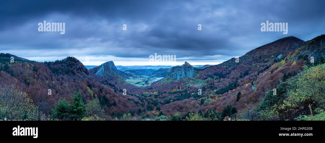 Magnifiques couleurs d'automne panoramiques aux roches Tuiliere et Sanadoire Col de Guery Auvergne France Banque D'Images