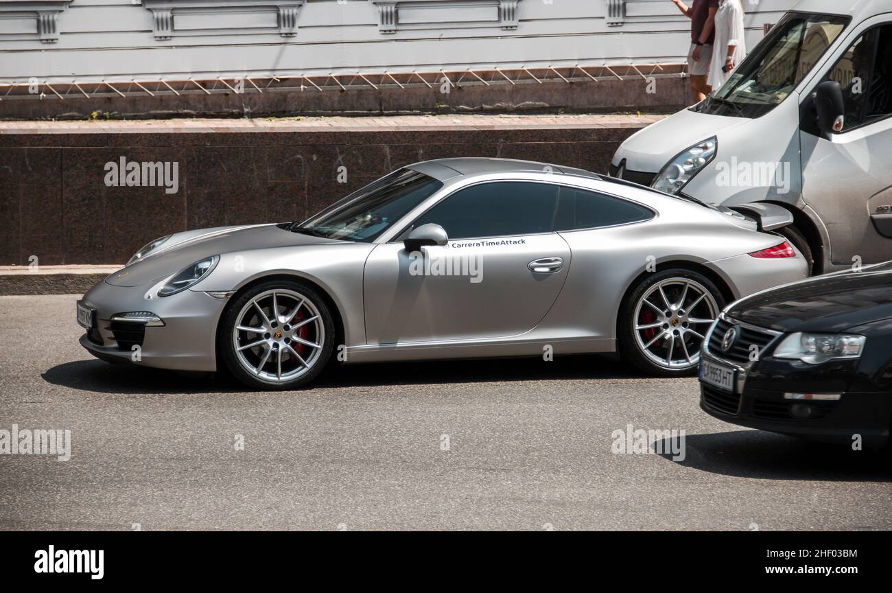 Kiev, Ukraine - 19 juin 2021 : Porsche sur la route.Porsche 911 Banque D'Images