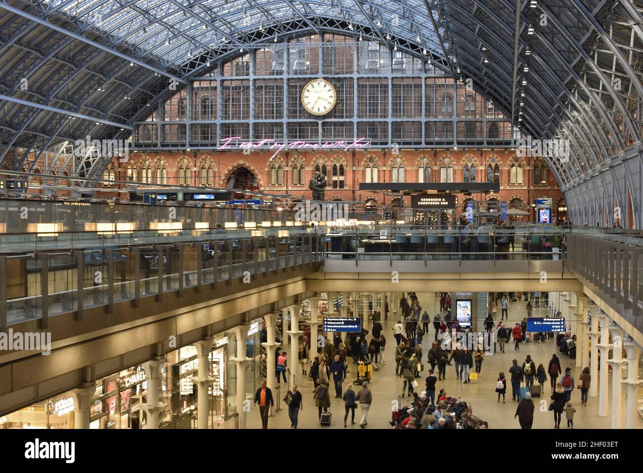 Gare internationale de St Pancras, arcade avec magasins et restaurants et  plate-forme Eurostar, Londres Photo Stock - Alamy