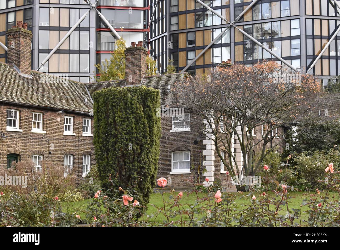 La classe II a classé les Almshres de Hopton avec jardin de cour et le développement résidentiel moderne de Neo Bankside à Southwark Londres. Banque D'Images