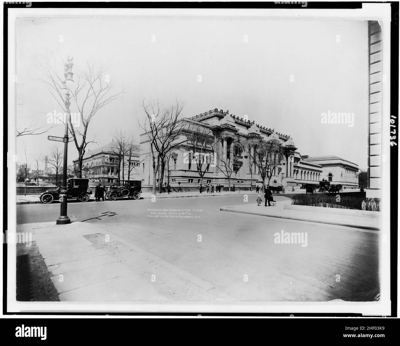 Photo d'époque en noir et blanc, New York : Metropolitan Museum of Art avec obélisque, 5th Ave. Et 81st St. 1914. Banque D'Images