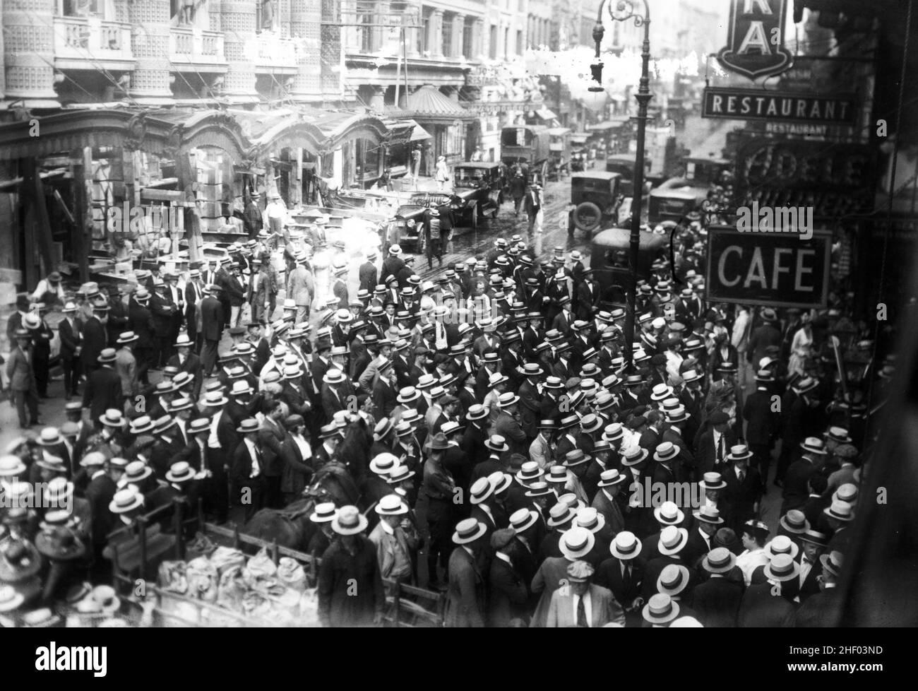 Grève des acteurs, New York, New York, 1919 - foule d'acteurs frappants sur 45th Street, New York City Banque D'Images