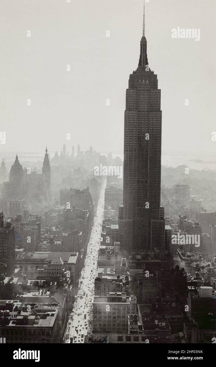 L'Empire State Building 1952 par Rizzuto, Angelo.Vue aérienne de l'Empire State Building et de Midtown Manhattan, en direction du sud.5th avenue. Banque D'Images