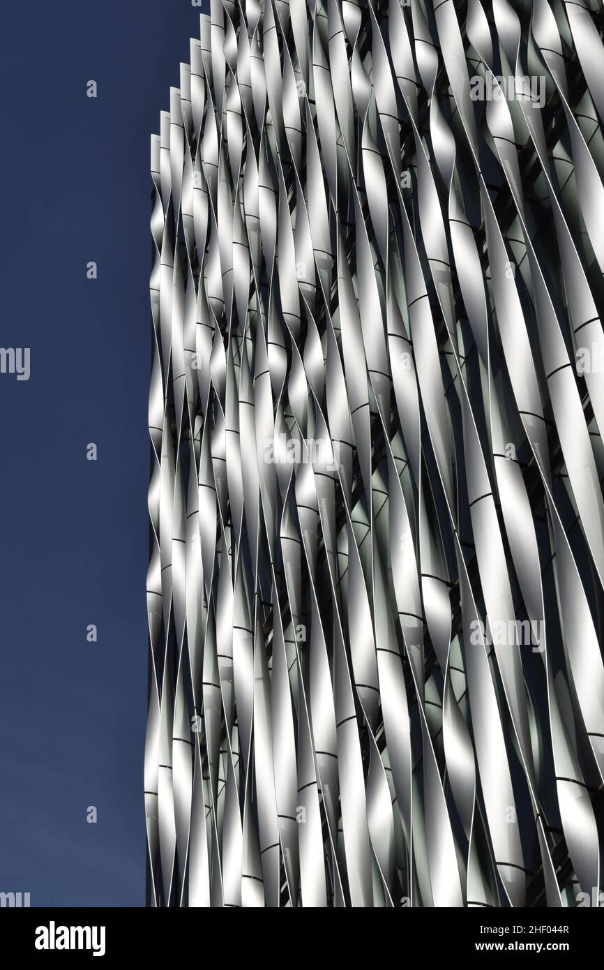 The Monument Building - aménagement moderne de bureaux, façade avec ailettes en aluminium tordues, City of London UK. Banque D'Images