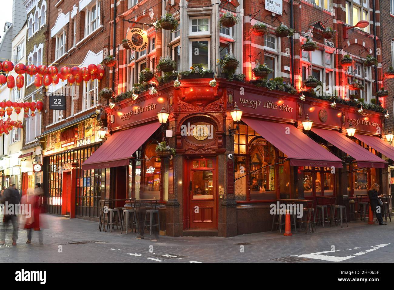 Waxy's Little Sister - façade du pub irlandais au crépuscule, à l'angle de Wardour Street et Lisle Street dans Chinatown Londres Royaume-Uni. Banque D'Images