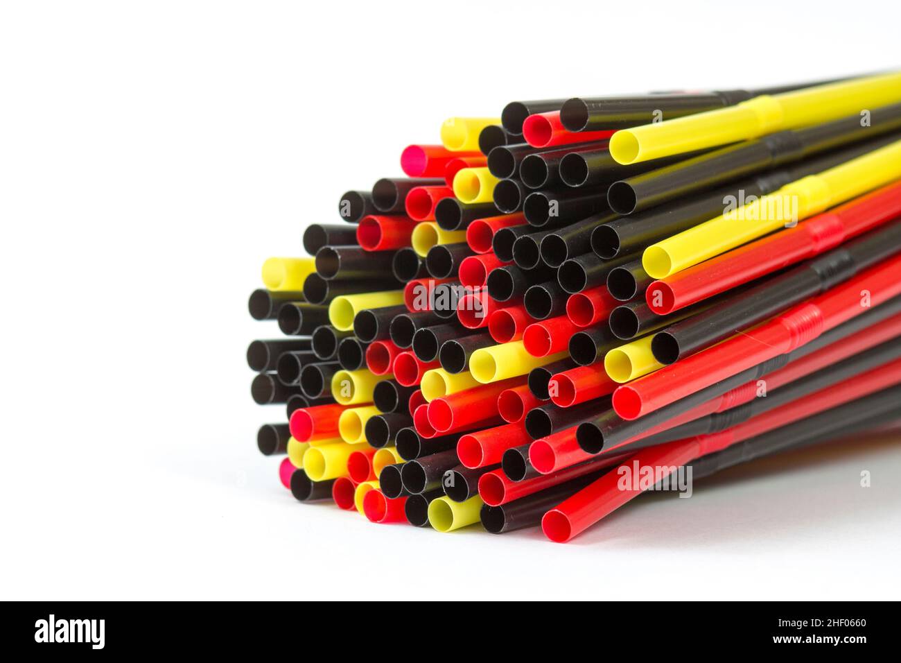 Pailles colorées sur fond blanc Banque D'Images