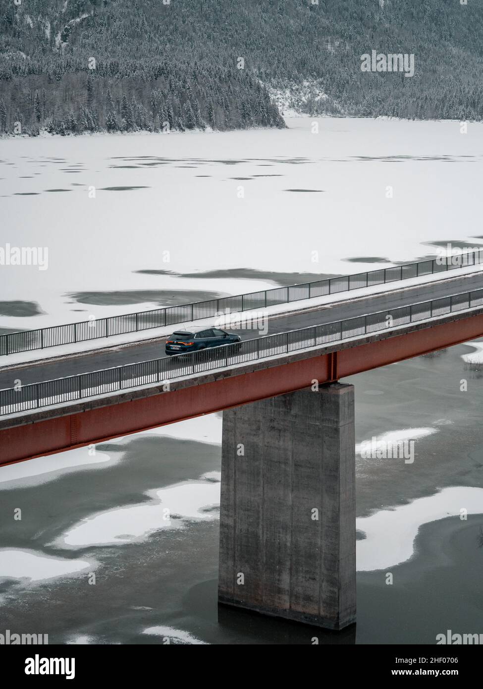 lac Sylvenstein et pont dans les Alpes de Bavière en hiver.Allemagne, Banque D'Images