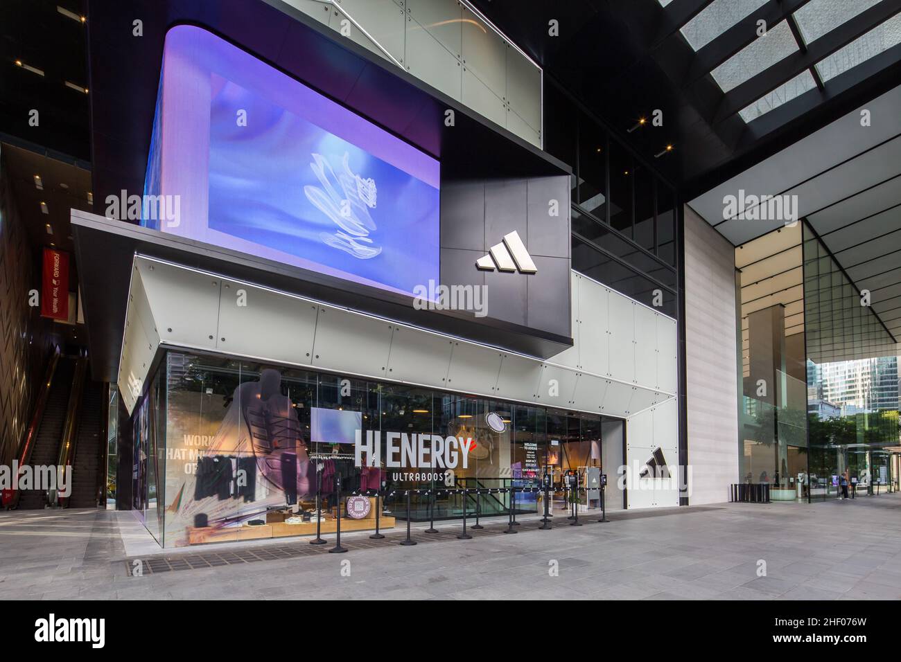 Look design extérieur de Adidas Brand Centre le long d'Orchard Road, Singapour. Janvier 2022. Banque D'Images