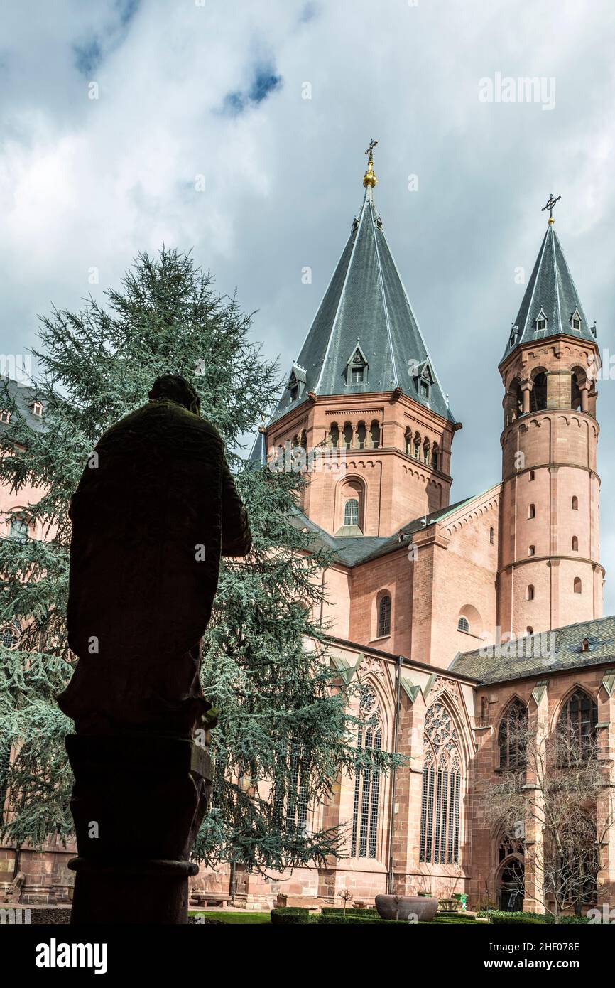 Cathédrale Mainzer Dom à Mayence en Allemagne sous ciel nuageux Banque D'Images