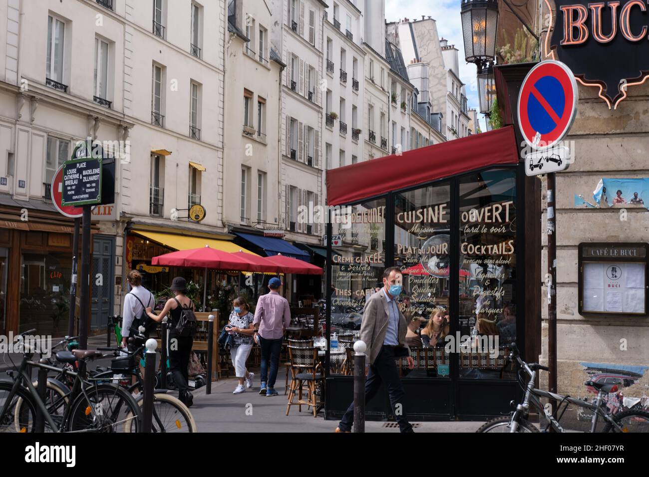 Paris : homme au visage dans une rue de Saint Germain des Prés à Paris. Banque D'Images