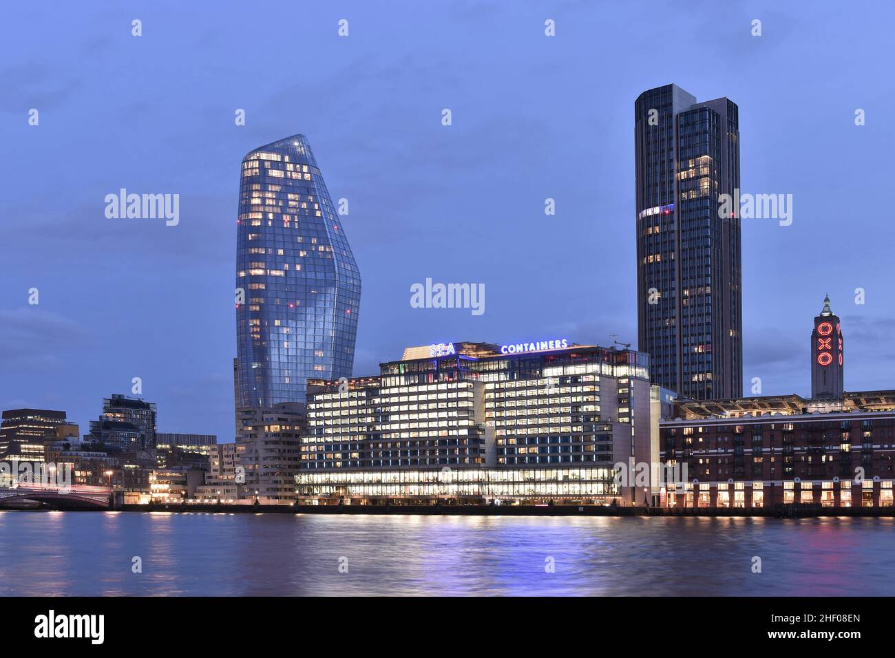 Sea Containers House avec South Bank Tower et un gratte-ciel moderne Blackfriars illuminés au crépuscule, Southwark Londres UK. Banque D'Images