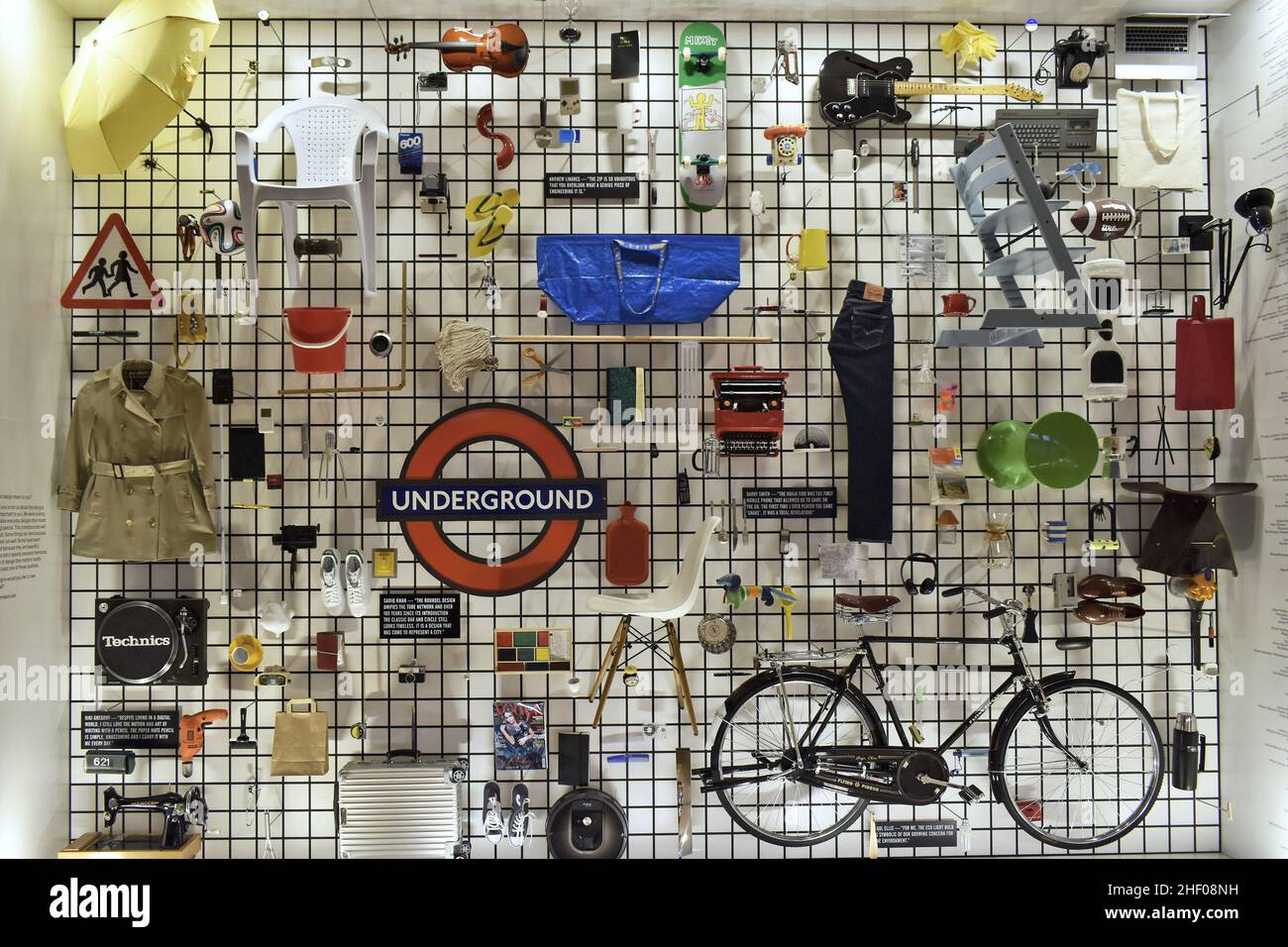 Exposition murale avec « Everyday Objects » au Design Museum Kensington London, Royaume-Uni. Banque D'Images