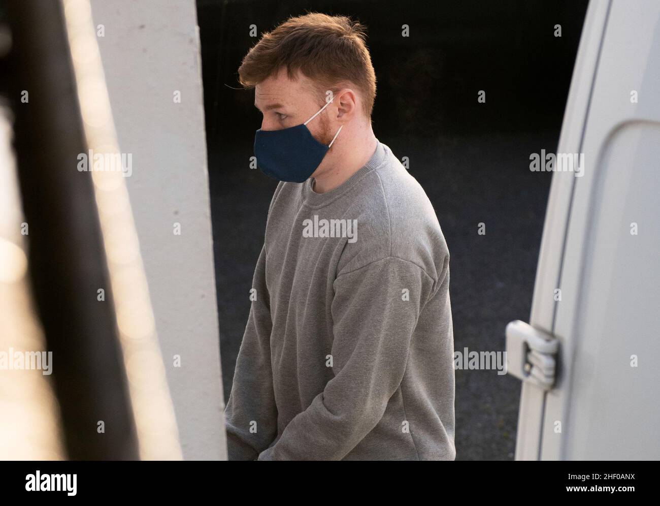 RETRANSMISSION DE LA RÉCOLTE RECTIFICATIVE À LA DEMANDE DU JUGE DE PREMIÈRE INSTANCE À LA COUR DE JUSTICE DE LINCOLN Daniel Boulton arrive à la Cour de justice de Lincoln où il aurait tué son ex-associé de 26 ans Bethany Vincent et son fils de neuf ans Darren Henson le 31 mai dans une propriété de Louth, Lincolnshire.Boulton a également été accusé d'agression dans l'intention de résister à l'arrestation et au cambriolage.Date de la photo: Jeudi 13 janvier 2022. Banque D'Images