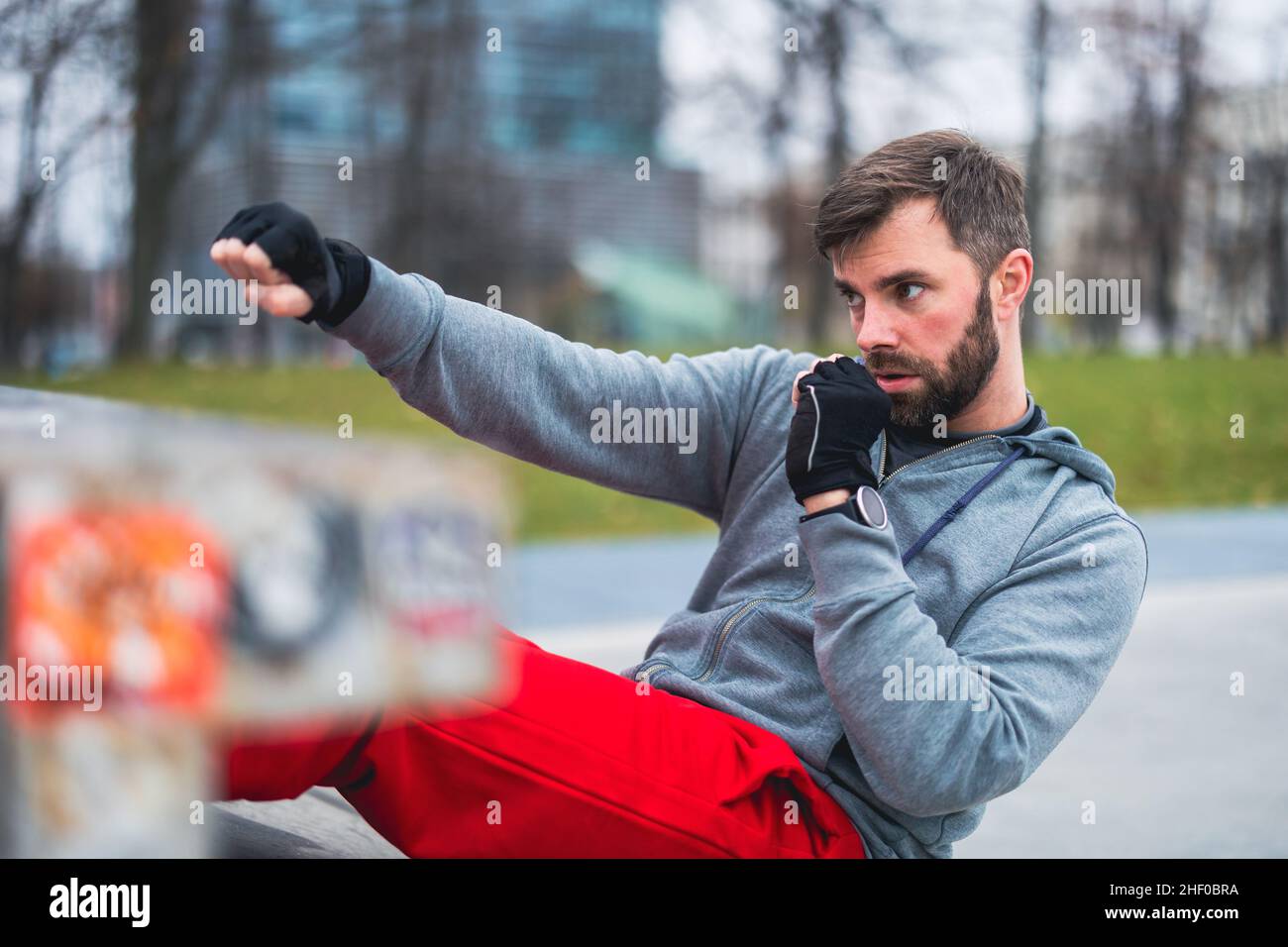 Jeune homme s'exerçant en milieu urbain Banque D'Images