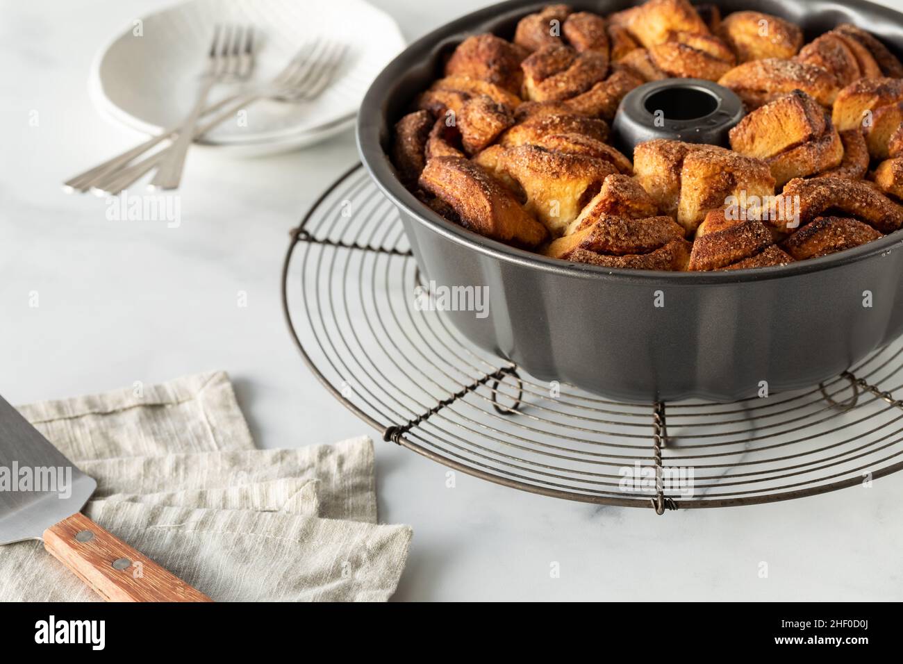 Pain de singe à la cannelle de pomme fait maison dans une poêle à pain, frais hors du four. Banque D'Images