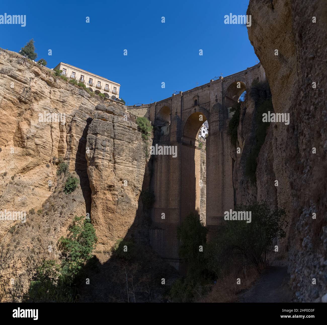 Ronda Málaga Espagne - 09 16 2021: Vue sur le Nouveau pont au-dessus de la jauge, phénomène géologique naturel, falaises d'érosion autour de la ville de Ronda, touristiti Banque D'Images