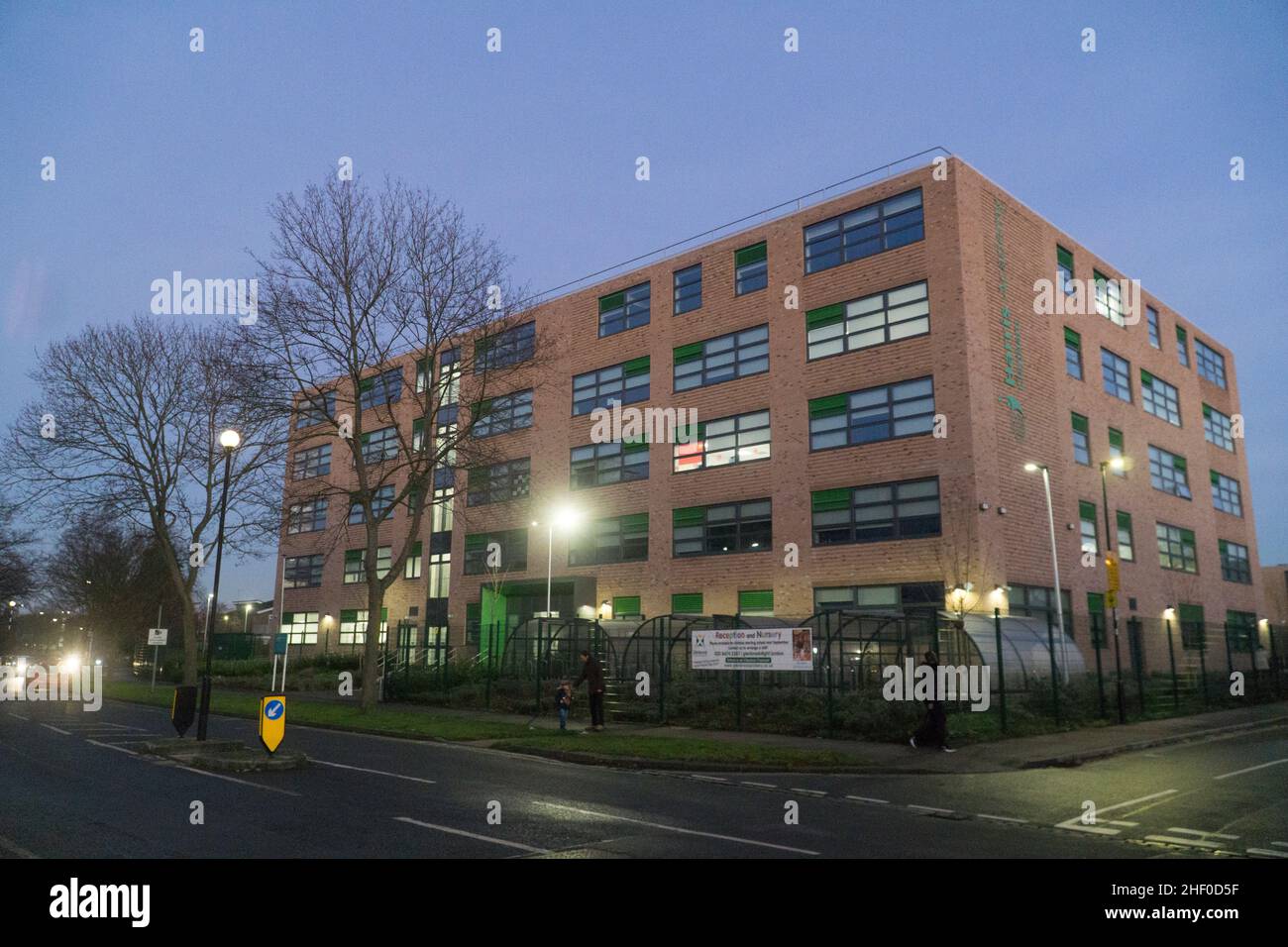 Londres, Royaume-Uni, 12 janvier 2022 : l'école secondaire Harris Academy de Clapham, qui enseigne aux élèves du secondaire de 7 à 11 ans.Le programme de l'Académie a ouvert l'éducation aux entreprises privées, a introduit un motif de profit dans le secteur et a retiré les écoles du contrôle des autorités locales.La Harris Federation est un organisme de bienfaisance à but non lucratif créé par Lord Harris de Peckham, anciennement Philip Harris, qui était directeur général de Carpetright.Anna Watson/Alamy Banque D'Images