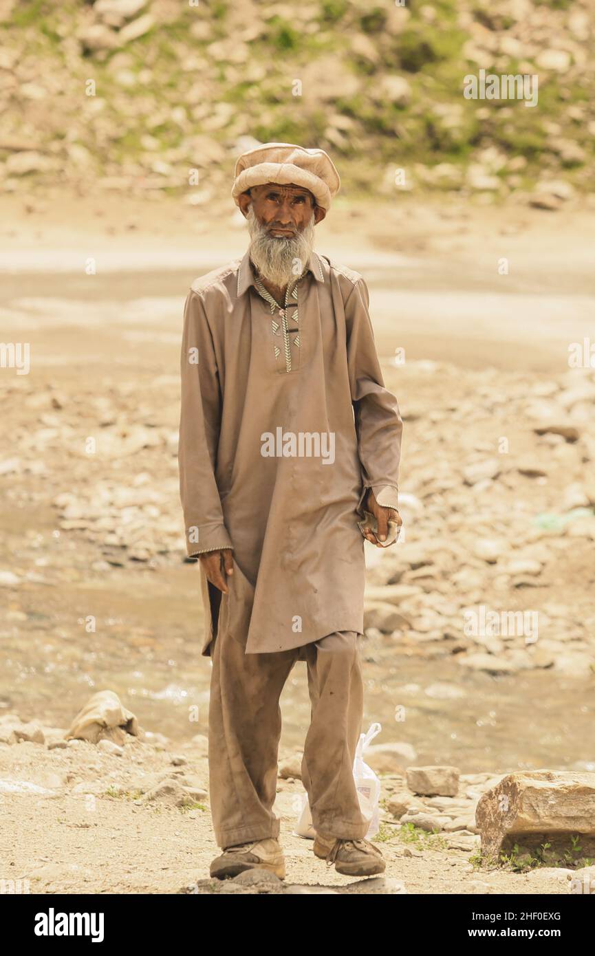 Gilgit, Pakistan - 08 juin 2020 : vieil homme pakistanais avec la barbe blanche dans le Pakol traditionnel Banque D'Images