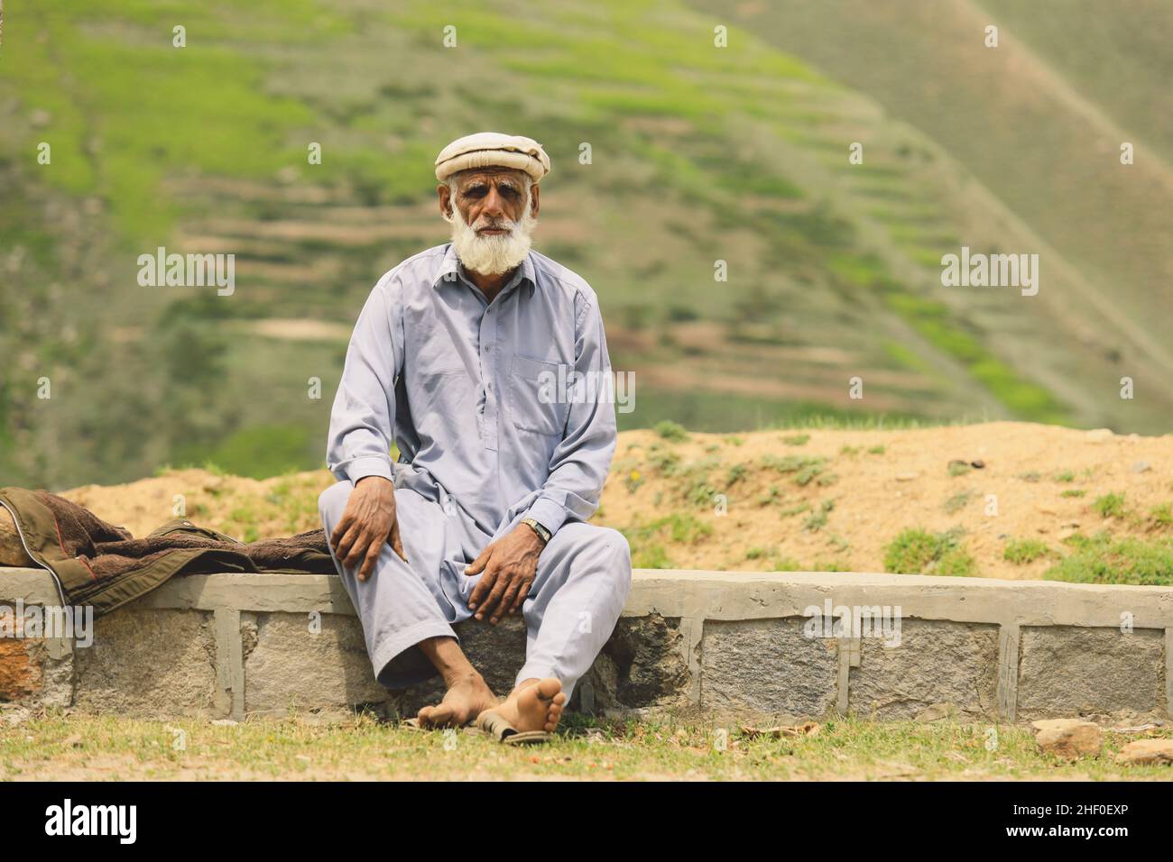 Gilgit, Pakistan - 08 juin 2020 : vieil homme pakistanais avec la barbe blanche dans le Pakol traditionnel Banque D'Images