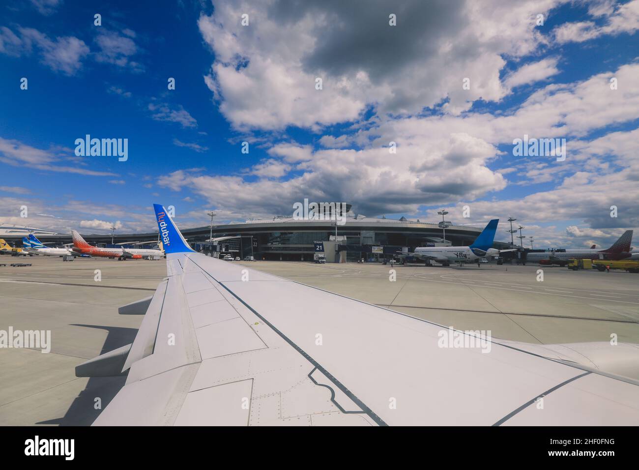 Dubaï, Émirats arabes Unis - 10 juin 2021 : vue de la fenêtre de l'aile de l'avion et ciel bleu nuageux Banque D'Images