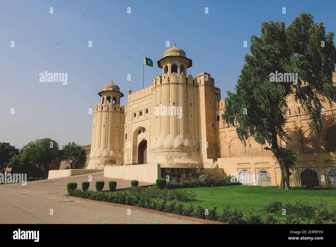 Vue principale de l'emblématique porte Alamigiri du fort de Lahore, au Pakistan Banque D'Images