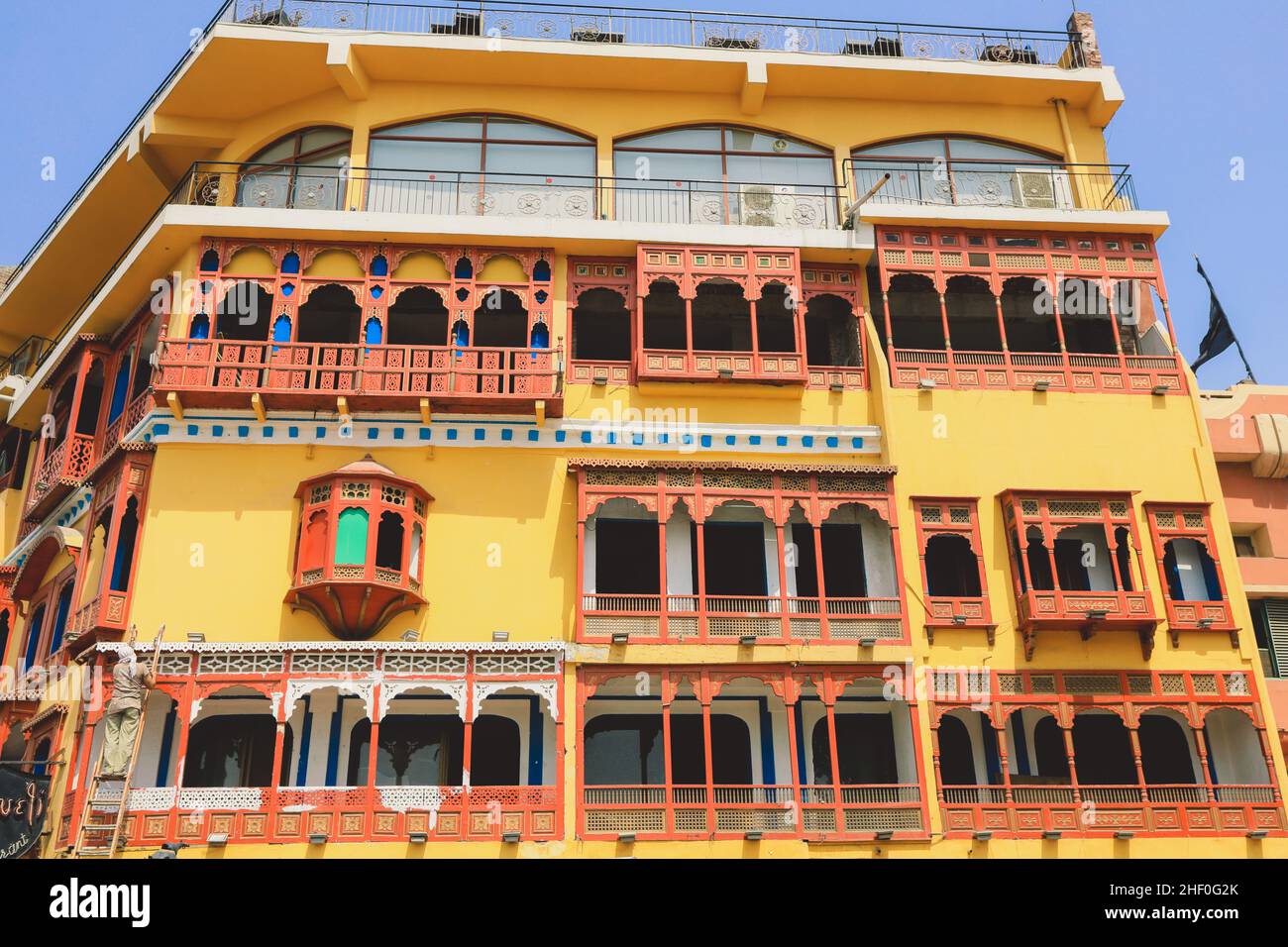Balcon coloré et lumineux aux motifs traditionnels de l'est, Pakistan Banque D'Images