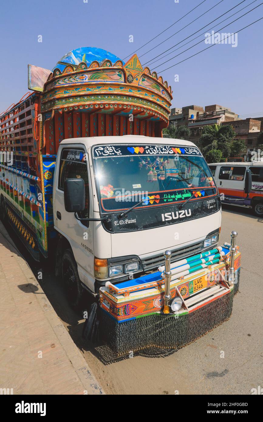 Lahore, Pakistan - 1 juillet 2020 : camion pakistanais jaune lumineux et coloré avec décorations et design traditionnels sur la rue Lahore Banque D'Images