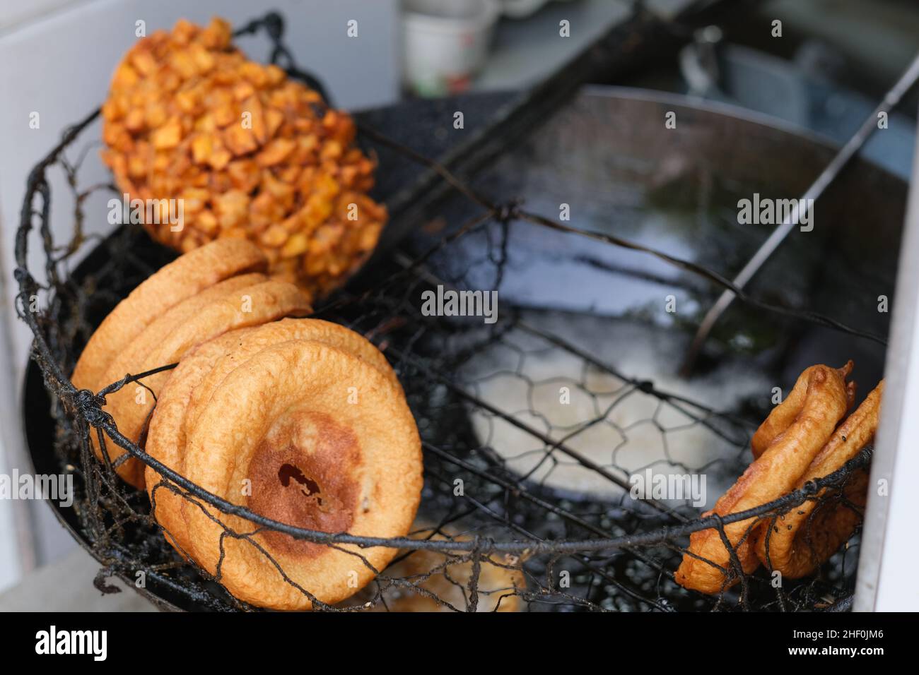 Beignets chinois (également appelés beignets salés et mianwo) sur la poêle.Célèbre en-cas traditionnel à Wuhan, en Chine Banque D'Images