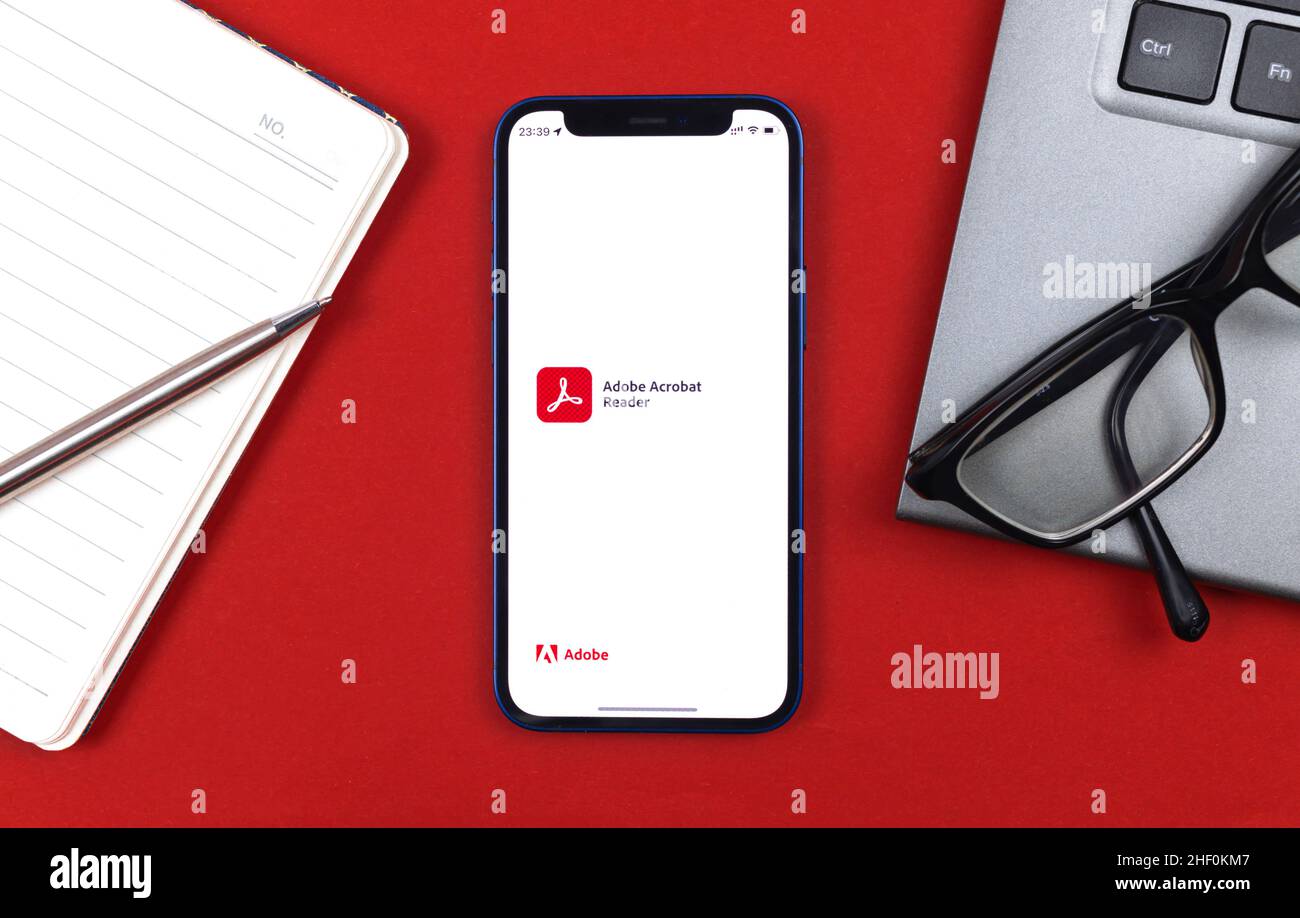 Kharkov, Ukraine - 10 janvier 2022 : logo de l'application Adobe Acrobat Reader.Arrière-plan du bureau professionnel, vue du dessus Banque D'Images