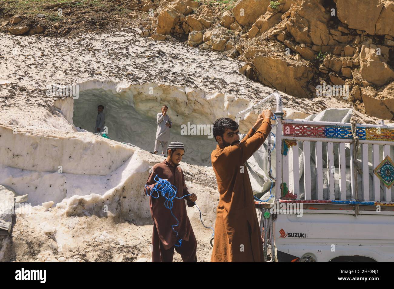 Gilgit, Pakistan - 08 juin 2018 : les Pakistanais ramassez la neige et chargent la voiture dans les montagnes Banque D'Images
