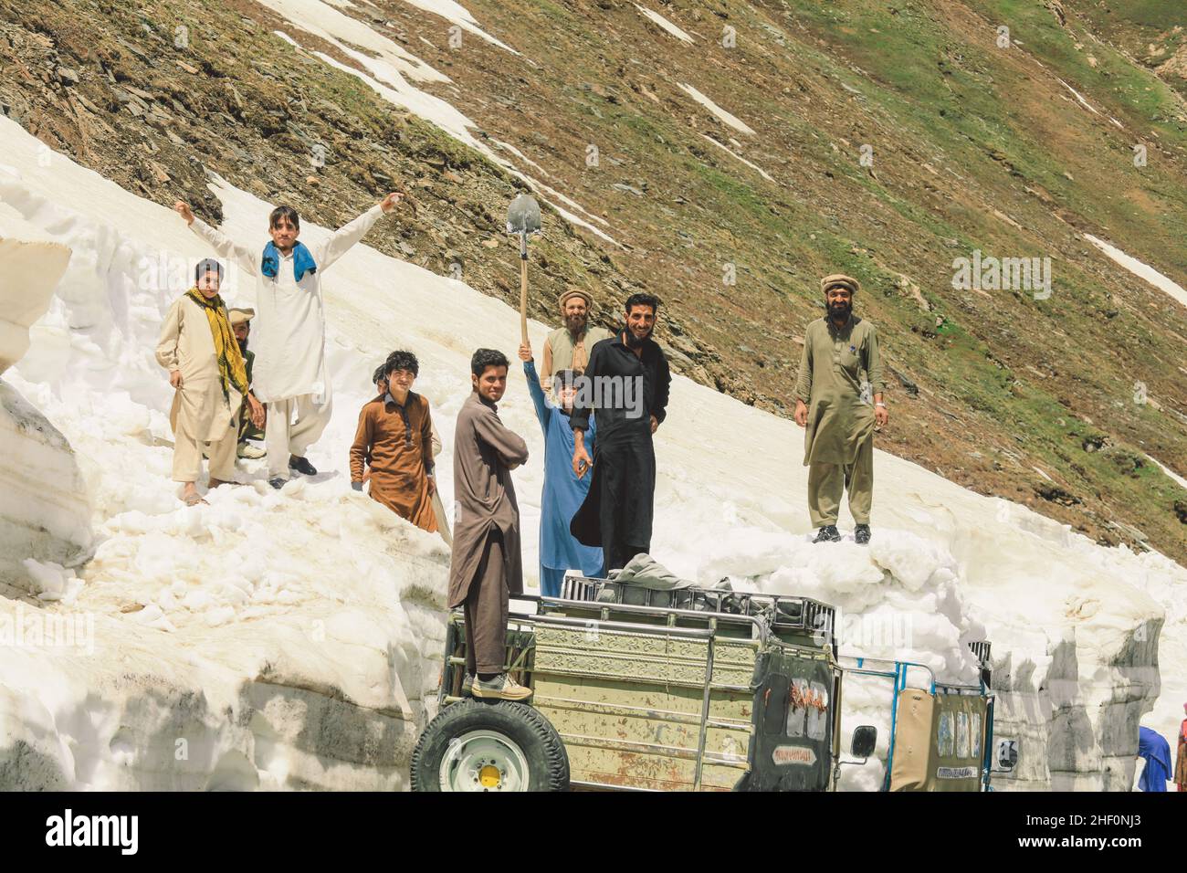 Gilgit, Pakistan - 08 juin 2018 : les Pakistanais ramassez la neige et chargent la voiture dans les montagnes Banque D'Images