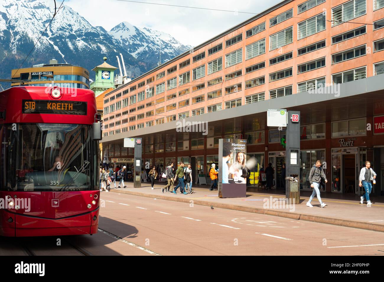 Innsbruck, Autriche - avril 17th 2018 : arrêt des transports en commun en face de la gare centrale. Banque D'Images