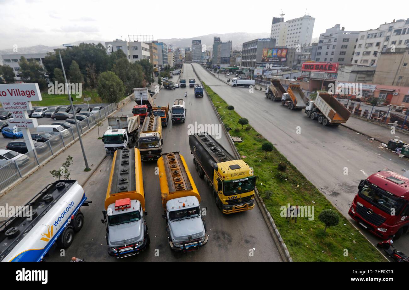 Beyrouth, Liban.13th janvier 2022.Des chauffeurs bloquent une route lors d'une manifestation à Beyrouth, au Liban, le 13 janvier 2022.Les Libanais ont organisé jeudi une manifestation nationale contre la flambée des prix et la détérioration des conditions de vie causée par la crise économique de long terme.Les chauffeurs et les citoyens sont descendus dans les rues de la capitale Beyrouth, Tripoli, Khalde et d'autres villes, garer leur voiture au milieu des rues et brûler des poubelles pour bloquer les routes principales.Credit: Bilal Jawich/Xinhua/Alay Live News Banque D'Images