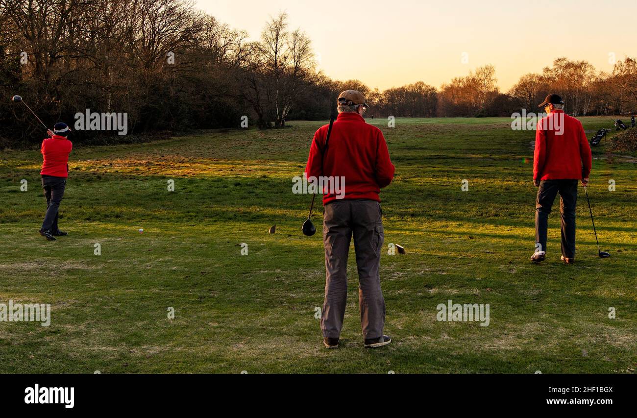 Wimbledon Common, Londres, Royaume-Uni ; le parcours de golf, situé sur un terrain commun où les golfeurs doivent porter des hauts rouges pour la sécurité Banque D'Images