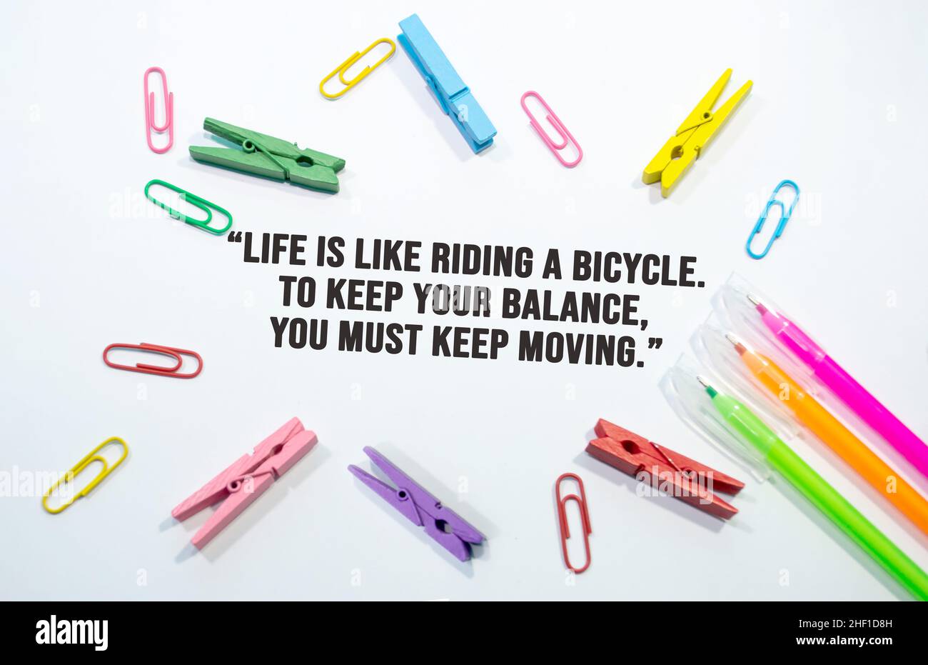 La Vie Est Comme Faire Du Velo Pour Maintenir Votre Equilibre Vous Devez Continuer A Deplacer Motivational Citation Articles De Papeterie Sur Fond Blanc Photo Stock Alamy