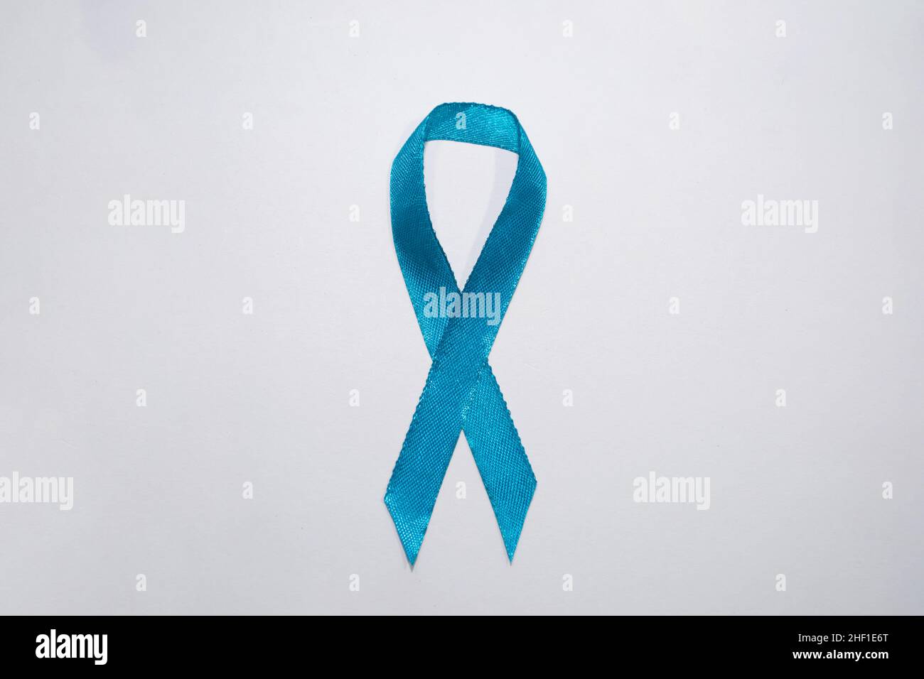 Bannière blanche avec ruban bleu clair, sensibilisation au cancer de la prostate réaliste Banque D'Images
