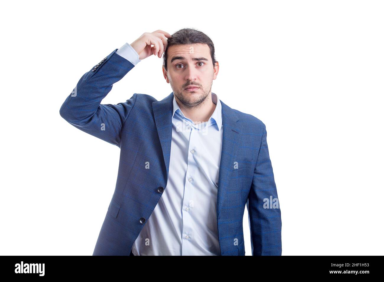 Homme d'affaires sans indice et pensif qui se gratte la tête en pensant