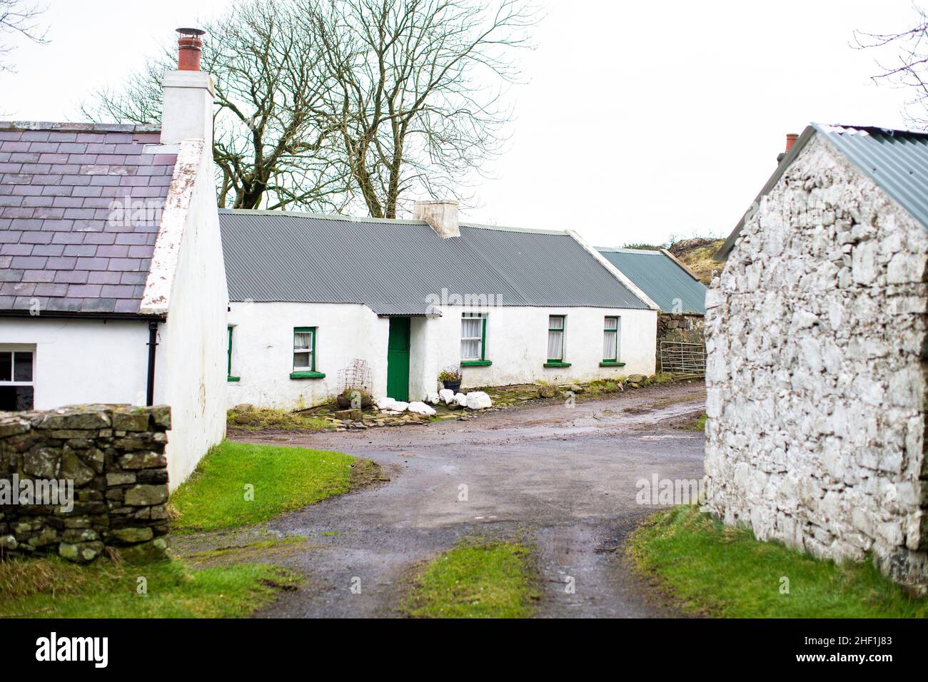 Une collection de vieilles maisons d'hôtes sur une ferme sur la côte de Co. Antrim à l'extérieur de Ballycastle, en Irlande du Nord. Banque D'Images