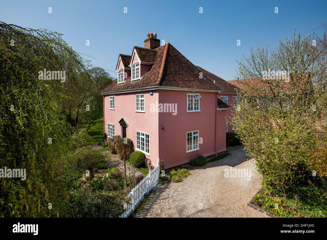 Motts Farmhouse, Chilton Street, Suffolk - 20 avril 2018 : ancienne ferme indépendante traditionnelle avec des fenêtres de style dortoir typique et une pente abrupte r Banque D'Images