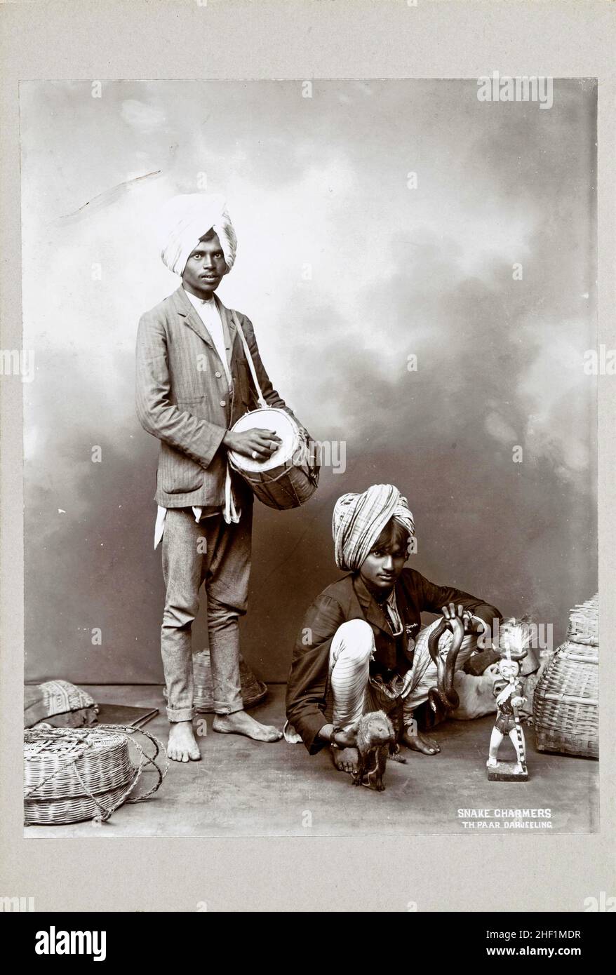 Deux charmeurs de serpents indiens, Theodor Paar, c.1895 - c.1915 Banque D'Images