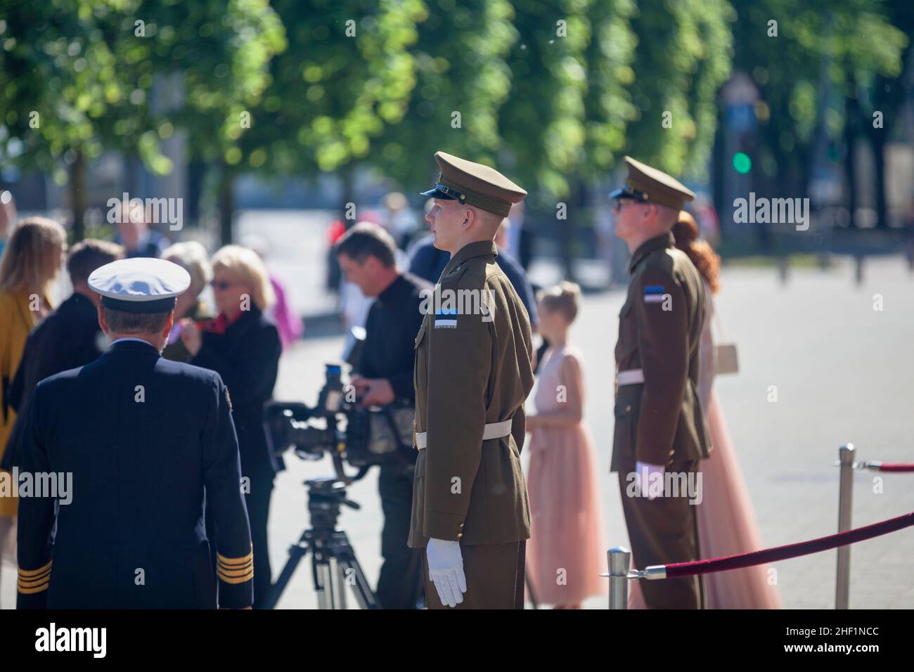 Tallinn, Estonie - juin 15 2019 : soldats à l'entrée du Théâtre d'Estonie pour une visite officielle du Président estonien et de la Reine danoise Banque D'Images