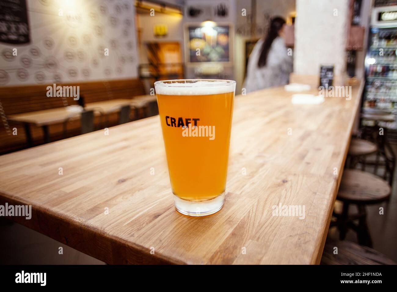 Bière artisanale au bar, verre sur table dans un pub authentique Banque D'Images