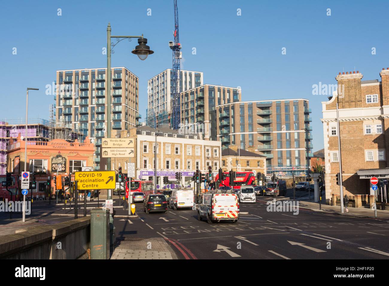 Verdo Eco-World appartements et un échangeur de transport occupé et congestionné sur le côté nord de Kew Bridge, Hounslow, Middlesex, Angleterre, Royaume-Uni Banque D'Images