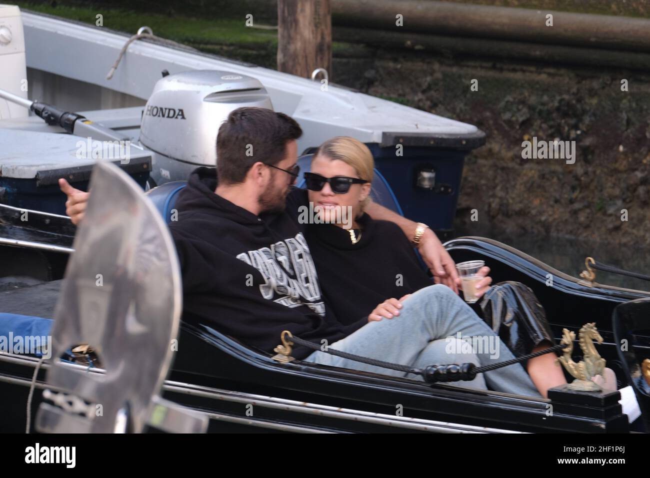 Scott Disick et Sofia Richie se sont coudés sur une gondole à Venise, en Italie, le 17 octobre 2017 Banque D'Images